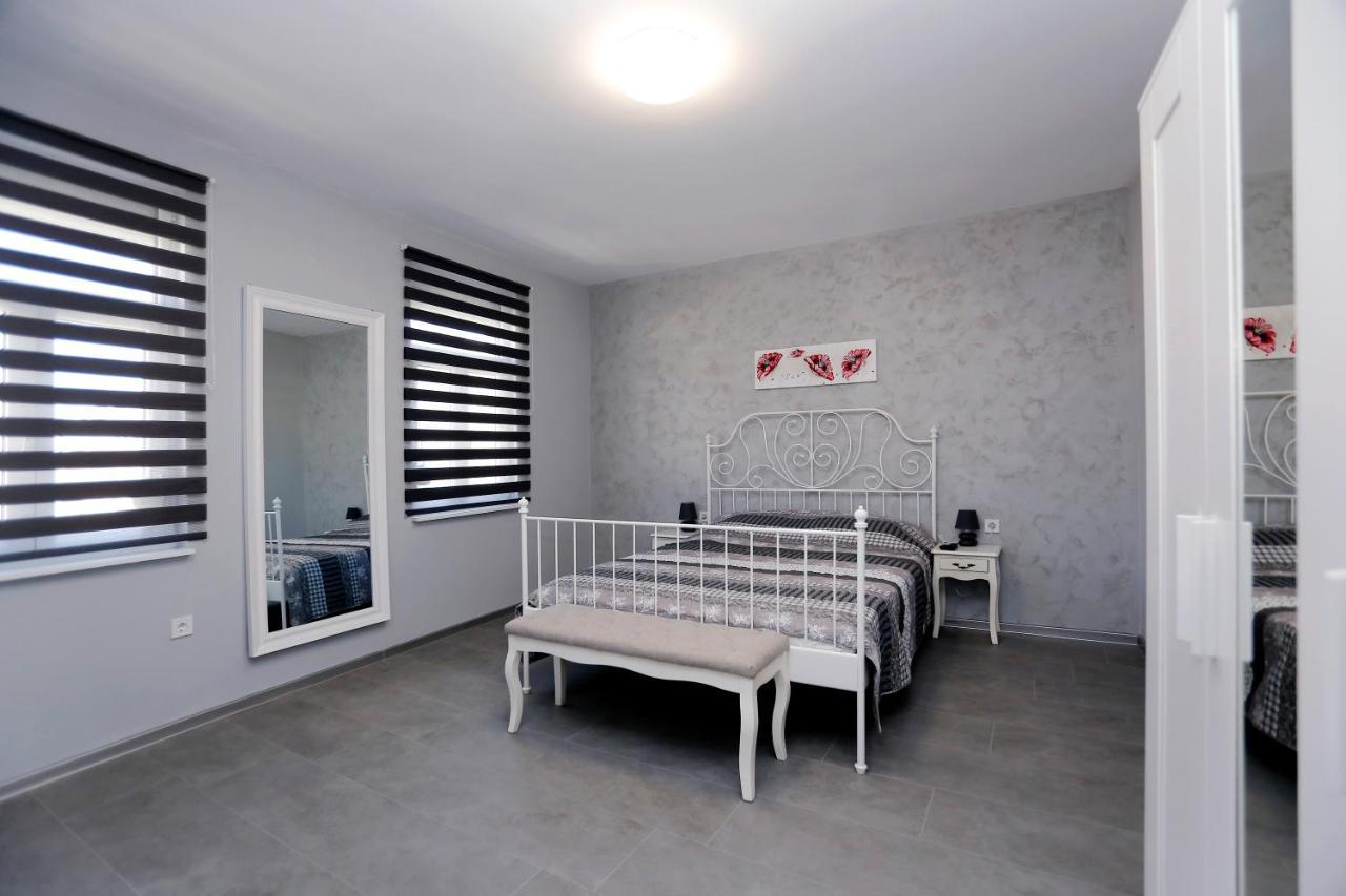 Lux Apartment " Central Street " Burgas Exterior photo